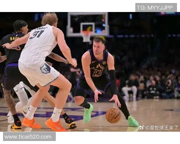 东契奇44+12+6里夫斯21+4+4 NBA杯湖人擒灰熊