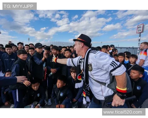 丸子与足球明星亲密合照瞬间展现友谊与激情的完美结合